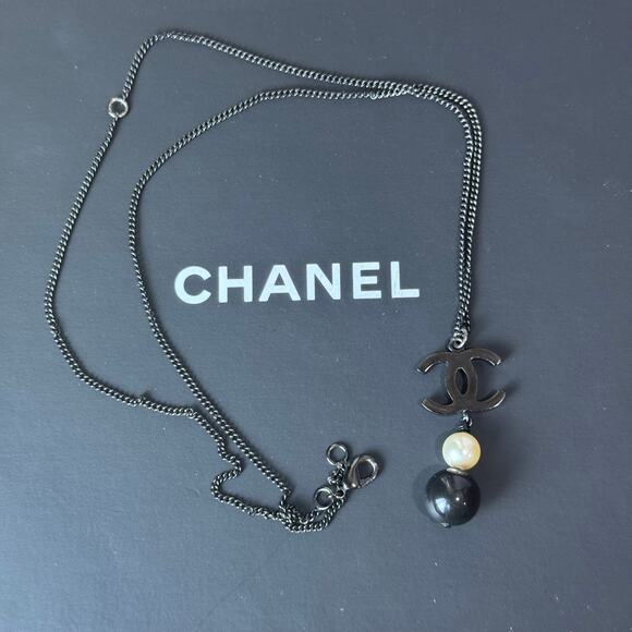 Chanel Modern Black White Faux Pearl Necklace B14B - Picture 1 of 3